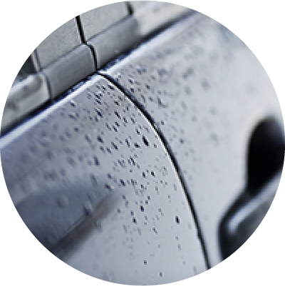 雨ざらしの車の画像